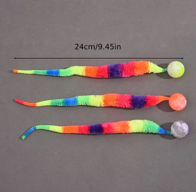 Trzy kolorowe interaktywne zabawki dla kota z pluszowym ogonem i piłeczką o długości 24 cm