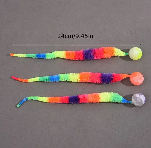 Trzy kolorowe interaktywne zabawki dla kota z pluszowym ogonem i piłeczką o długości 24 cm